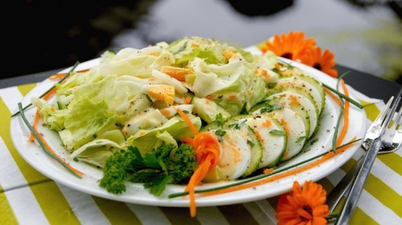 Salada Ucraniana com alface americana, pepino, ervas e ovos