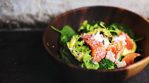 Insalata di salmone thailandese