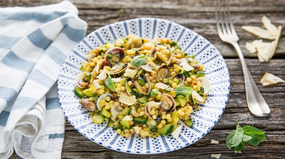 Fregola con zucchine, menta, arselle, zafferano e pane carasau 