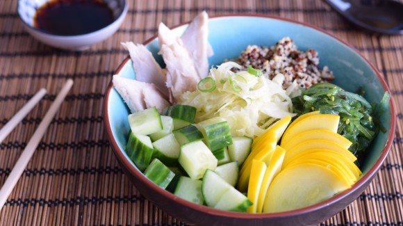 Quinoa bowl met makreel, courgette en komkommer