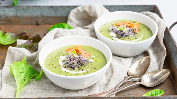 Sopa de lechuga con menta y guisantes