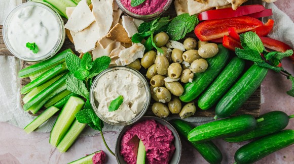 Borrelplank met mini-komkommers, rodebietenspread en tzatziki Borrelplank met mini-komkommers, rodebietenspread en tzatziki