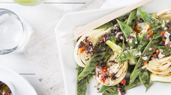 Grilled green beans and fennel with olives and chilli pepper