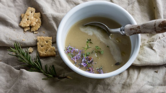 Sopa miso cremosa de ajo y romero. 