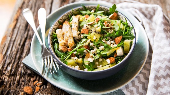 Bulgur salad with rocket chicken kiwifruit and almonds