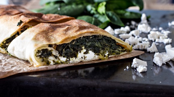 Spanakopita o torta salata greca con spinaci