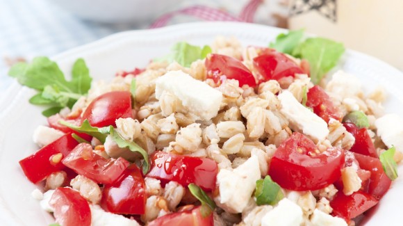 Ensalada de espelta con tomates cherrys y queso feta fresco