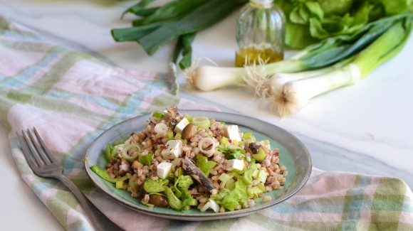 Spelt salad with Salanova butter lettuce, feta, sardines and spring onion