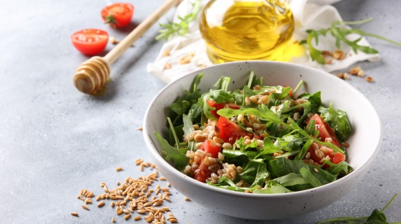 Speltsalade met rucola, tomaat en feta