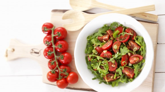 Salade met bosui, tomaat en rucola