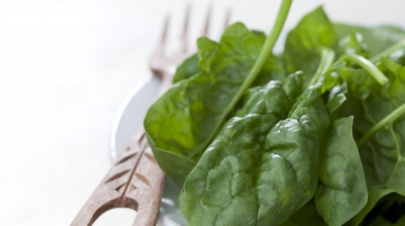 Spinach salad with cucumber and fresh mint