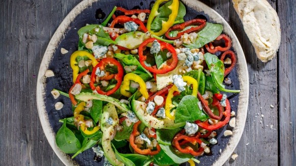 Zoete puntpaprika salade met spinazie en avocado