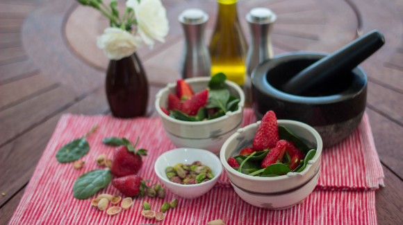 Salat aus Erdbeeren, Babyspinat und Pistazien