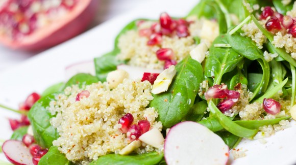 Couscous salade met babyspinazie, radijs en granaatappelpitjes