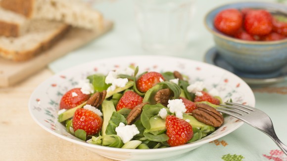 Spinach salad with strawberries, avocado and pecan nuts 