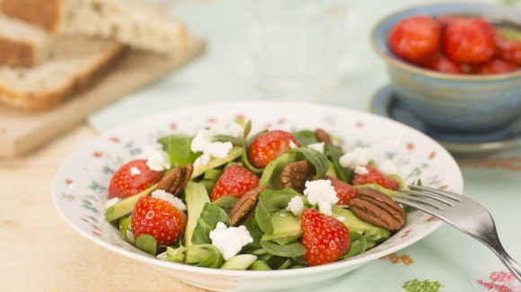 Ensalada de espinaca con fresas, aguacate y nueces 