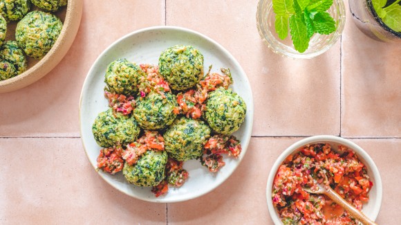 Spinatbällchen mit Tomatensalsa