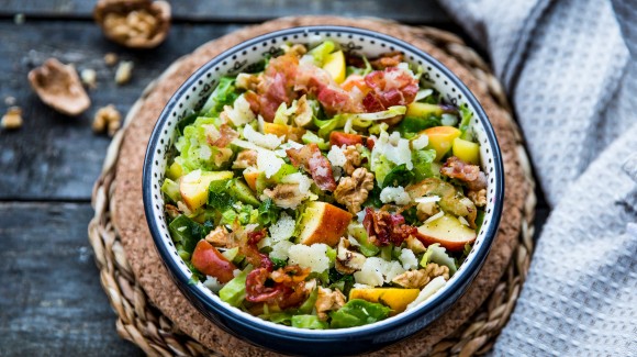 Warmer Rosenkohlsalat mit Apfel, Speck und Walnüssen 