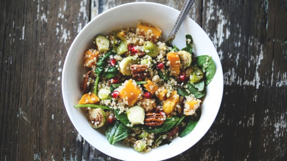 Spruitjessalade met zoete aardappel, spinazie en quinoa