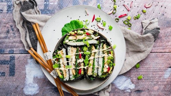 Sanduíche de sushi com maionese de missô e repleto de vegetais 