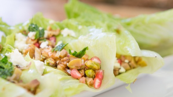 Orientalischer Salat – serviert im Salatblatt