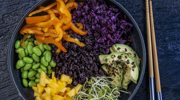 Pokebowl đầy màu sắc với rau củ
