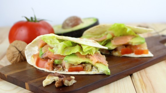 Taco salad with salmon, avocado and walnuts