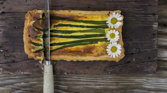 Tarta salada de puerro y espárragos Tarta salada de puerro y espárragos
