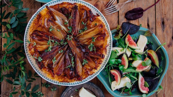 Hartige taartjes van sjalotten met een kruidige salade