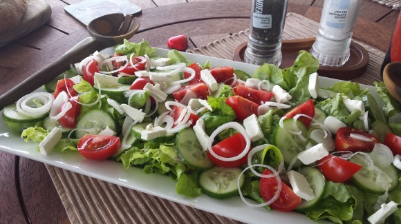 Klassischer Salat mit Tomaten, Gurken, Kopfsalat und Feta