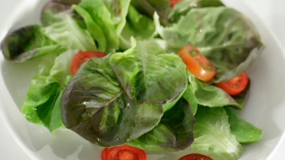 Mediterraner Salat mit rotem Kopfsalat und Cherrytomaten