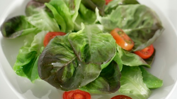 Ensalada mediterránea con lechuga roja y tomate cherry