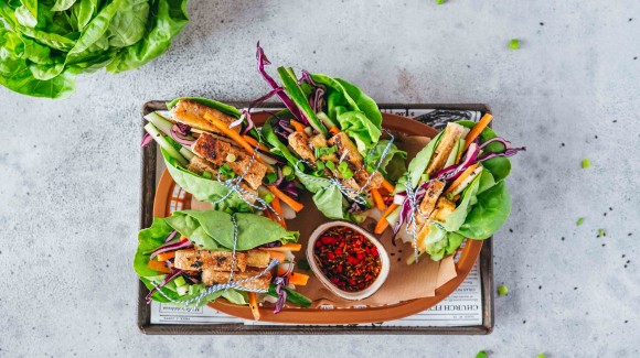 Wraps van sla met krokante tofu en zoetpittige dipsaus