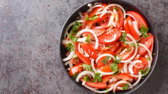 Tomaat, koriander en rode ui salade