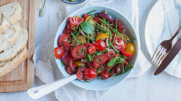 Salade met zeekraal, tomaat en basilicum