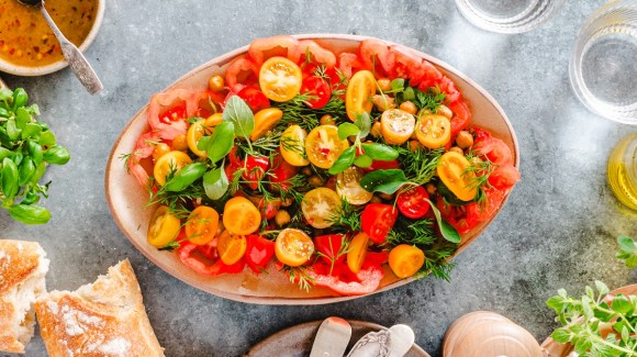 Tomato salad with roasted chickpeas 
