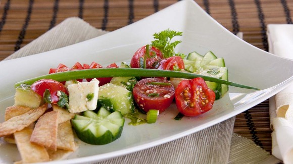 Insalata di pomodori e formaggio di capra con tortillas croccanti                