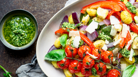 Nhoque no forno com pesto e vegetais