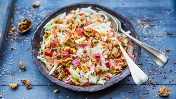 Cabbage salad with apple and bacon