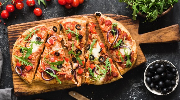 Pizza de pan sin levadura, atún y tomate