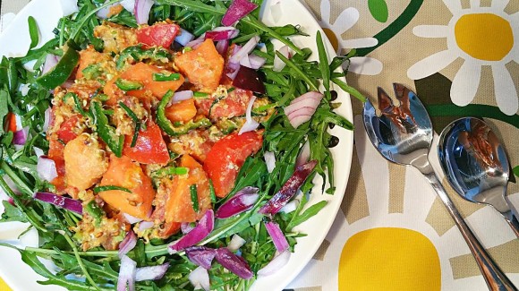 Ensalada de rúcula con marinado de papaya y germinados en mostaza 