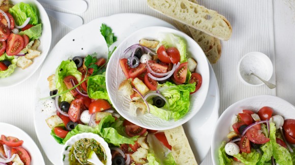 5 manieren om je  kant-en-klaar salade een upgrade te geven