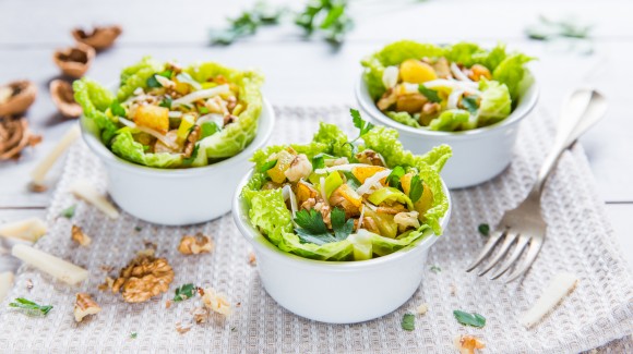 Aardappelsalade met prei en walnoten