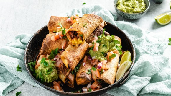 Vegetarische Taquitos mit Avocadopüree und Tomatensalsa