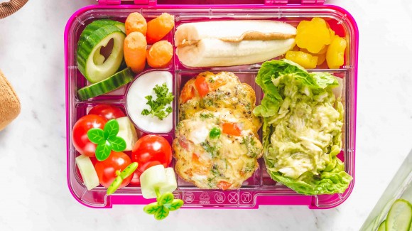 Bentobox met eimuffins en guacamole-kipbootjes