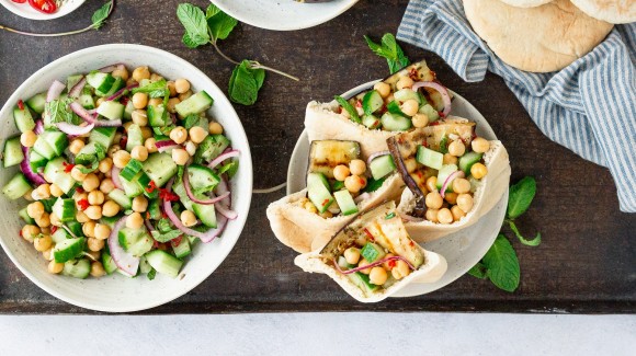 Pita-Brot gefüllt mit Gemüse Pita-Brot gefüllt mit Gemüse