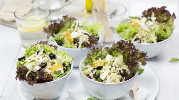 Couscoussalat mit Salatrio, Fenchel, Orange, Oliven und Feta