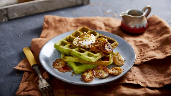 Waffle agli spinaci con banane caramellate e sciroppo d’acero