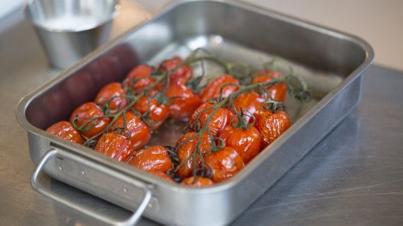 Salade de tomates chaudes avec de la feta et des olives