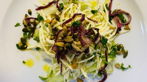Celerový salát s pečenou cibulí a dýňovými semínky